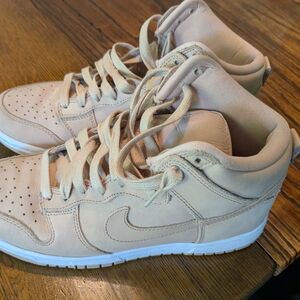 Nike Tan Low-Top Sneakers Classic Style